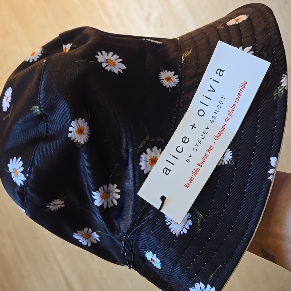 New Alice + Olivia Reversible Daisy Print Bucket Hat